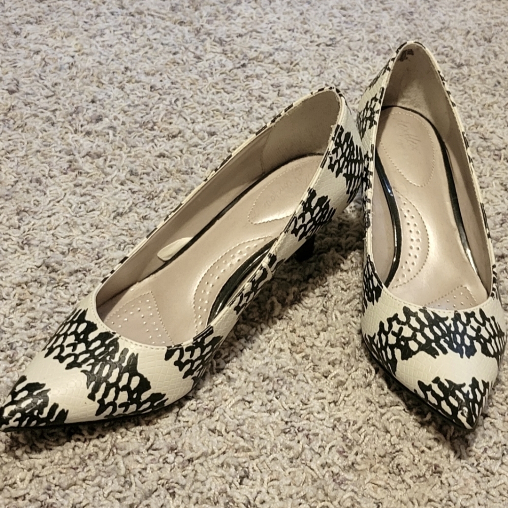 Pumps-kitten heel, size 7.5